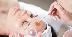 Lazer epilasyon sonrası hassas cildi destekleyen bakım uygulaması